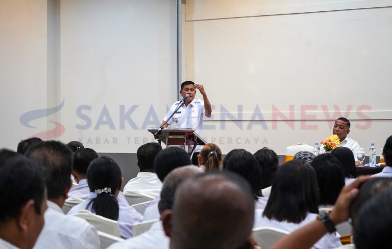 Bodewin Wattimena Pidato dihadapan Kepala Sekolah SD,SMP Sekota Ambon