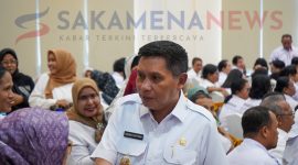 Bodewin Wattimena jabat tangan dengan para Kepala Sekolah - Foto by: WP