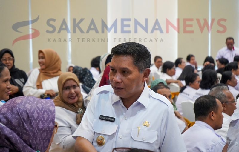 Bodewin Wattimena jabat tangan dengan para Kepala Sekolah - Foto by: WP