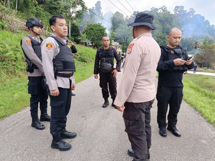 Kapolresta Maluku Tengah bersama anggotanya - Foto: Res Malteng 