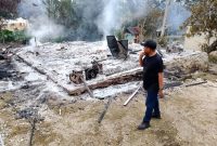 Wakil Bupati Maluku Tengah tinjau lokasi rumah yang terbakar akibat Konflik - Desa Masihulan, Seram Utara