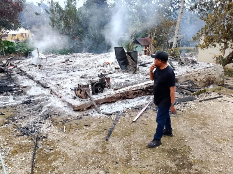 Wakil Bupati Maluku Tengah tinjau lokasi rumah yang terbakar akibat Konflik - Desa Masihulan, Seram Utara