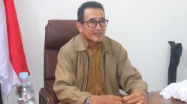 RAJA NEGERI BATU MERAH ALI HATALA DI RUANG KERJANYA (Foto:WP)