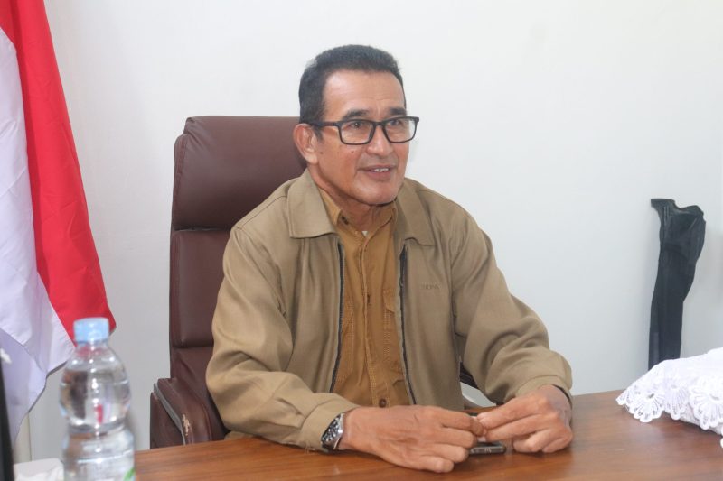 RAJA NEGERI BATU MERAH ALI HATALA DI RUANG KERJANYA (Foto:WP)