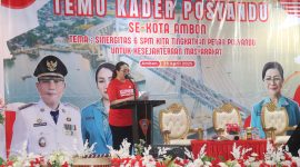 Ny.Lisa Wattimena Ketua TPP-PKK Kota Amjon memberikan sambutan dalam acara Temu Kader se-Kota Ambon (Foto:SS)