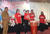 Ny.Maya Baby Lewerissa Ketua TPP-PKK Provinsi Maluku Membuka secara resmi acara temu Kader se-Kota Ambon di Ball Room MCM Ambon (Foto:SS)