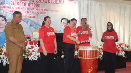 Ny.Maya Baby Lewerissa Ketua TPP-PKK Provinsi Maluku Membuka secara resmi acara temu Kader se-Kota Ambon di Ball Room MCM Ambon (Foto:SS)