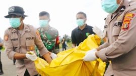 Anggota Kepolisian dan TNI mengevakuasi penambang emas yang menjadi korban KKB di Papua