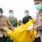 Anggota Kepolisian dan TNI mengevakuasi penambang emas yang menjadi korban KKB di Papua