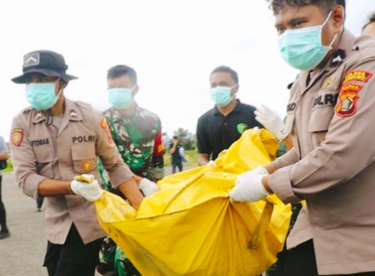 Anggota Kepolisian dan TNI mengevakuasi penambang emas yang menjadi korban KKB di Papua