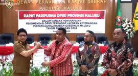 Ketua DPRD Provinsi Maluku, Benhur Watubun didampingi Wakil Ketua DPRD Provinsi Maluku M. Fauzan Rahawarin, Johan J. Lewerissa memberikan Rekomendasi atas LKPJ Gubernur 2024 (Foto:Dok.Malukuprov)