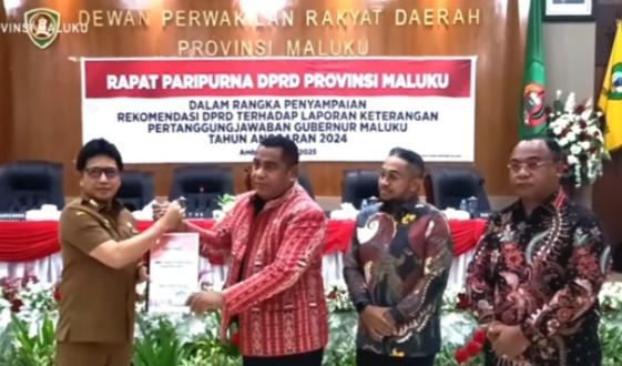 Ketua DPRD Provinsi Maluku, Benhur Watubun didampingi Wakil Ketua DPRD Provinsi Maluku M. Fauzan Rahawarin, Johan J. Lewerissa memberikan Rekomendasi atas LKPJ Gubernur 2024 (Foto:Dok.Malukuprov)