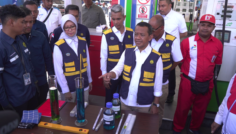 Menteri ESDM BAhlil Lahadalia Melakukan Pengecekan BBM di SPBU Wayame Kota Ambon - Foto:WP