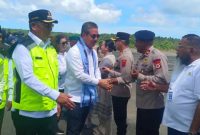 Gubernur Maluku Hendrik Lewerissa beserta rombongan berjabat tangan dengan sejumlah pimpinan dari kepolisian dan DPRD di Tual-Langgur (Foto:RM)