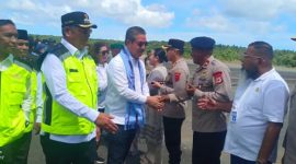 Gubernur Maluku Hendrik Lewerissa beserta rombongan berjabat tangan dengan sejumlah pimpinan dari kepolisian dan DPRD di Tual-Langgur (Foto:RM)