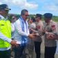 Gubernur Maluku Hendrik Lewerissa beserta rombongan berjabat tangan dengan sejumlah pimpinan dari kepolisian dan DPRD di Tual-Langgur (Foto:RM)
