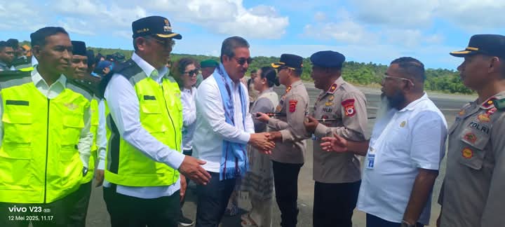 Gubernur Maluku Hendrik Lewerissa beserta rombongan berjabat tangan dengan sejumlah pimpinan dari kepolisian dan DPRD di Tual-Langgur (Foto:RM)