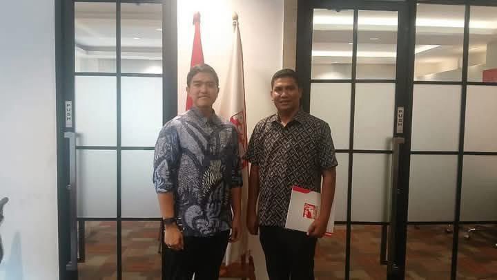 Bro Ketum PSI Kaesang Pangarep (kiri) & Bro Ketwil PSI Maluku Roni Vanath
