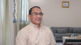 Direktur Politeknik Negeri Ambon Dady Mairuhu, ST.,MT saat berada di ruang kerjanya (Foto:WM)