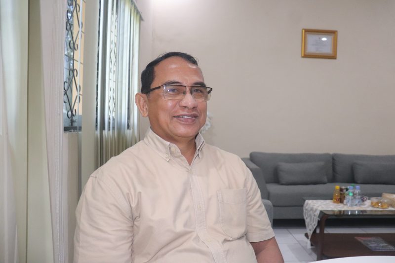 Direktur Politeknik Negeri Ambon Dady Mairuhu, ST.,MT saat berada di ruang kerjanya (Foto:WM)