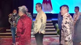 Gubernur Maluku Hendrik Lewerissa hadir dalam acara Penandatanganan Kontrak Bagi Hasil Blog Migas Binaiya di Konvensi dan Pameran ke-49 Asosiasi Perminyakan Indonesia (IPA Convex 2025), Rabu (21/5), di Indonesia Convention Exhibition (ICE), BSD City, Tangerang. (Foto:ist)
