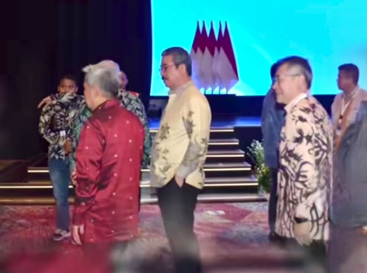 Gubernur Maluku Hendrik Lewerissa hadir dalam acara Penandatanganan Kontrak Bagi Hasil Blog Migas Binaiya di Konvensi dan Pameran ke-49 Asosiasi Perminyakan Indonesia (IPA Convex 2025), Rabu (21/5), di Indonesia Convention Exhibition (ICE), BSD City, Tangerang. (Foto:ist)