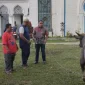 Penyerahan Bantuan Sapi Kurban oleh Ketua DPRD Provinsi Maluku Benhur Watubun kepada pihak Masjid (Foto:ist)
