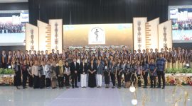 54 Dokter baru dalam momen foto bersama dengan Civitas Akademika FK Unpatti setelah selesai prosesi pengambilan sumpah dan pengukuhan di Aula Presisi Polda Tantui, Selasa 03 Juni 2025. (Foto: Humas Unpatti)