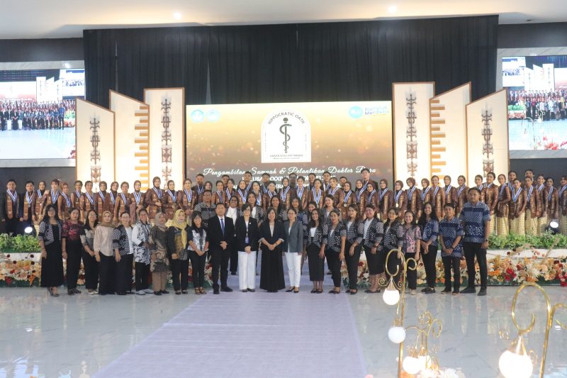 54 Dokter baru dalam momen foto bersama dengan Civitas Akademika FK Unpatti setelah selesai prosesi pengambilan sumpah dan pengukuhan di Aula Presisi Polda Tantui, Selasa 03 Juni 2025. (Foto: Humas Unpatti)