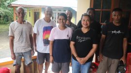 Mantan Perangkat Negeri Hatu, Setelah selesai dalam moment penyampaian klarifikasi temuan 1 M lebih oleh Inspektorat, Lokasi Kediaman Irene Marlisa, Negeri Hatu. Sabtu 14 Juni 2025 (Foto: KLKD/Sakamena)