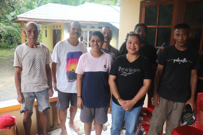 Mantan Perangkat Negeri Hatu, Setelah selesai dalam moment penyampaian klarifikasi temuan 1 M lebih oleh Inspektorat, Lokasi Kediaman Irene Marlisa, Negeri Hatu. Sabtu 14 Juni 2025 (Foto: KLKD/Sakamena)