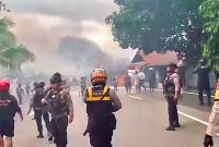 Polisi Terlihat sedang mengamankan Kericuhan Antara Hitu-Hunuth, dengan menembak gas air mata (Foto:ist)