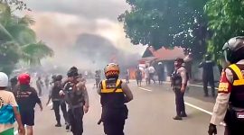 Polisi Terlihat sedang mengamankan Kericuhan Antara Hitu-Hunuth, dengan menembak gas air mata (Foto:ist)