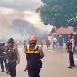 Polisi Terlihat sedang mengamankan Kericuhan Antara Hitu-Hunuth, dengan menembak gas air mata (Foto:ist)