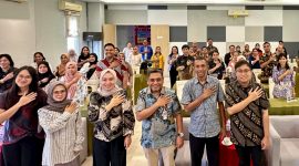 Kepala Dinas Kominfo Sandi Kota Ambon, Dr. Ronald H. Lekransy, ST., M.Si. Bersama dengan peserta Workshop (Foto:ist)