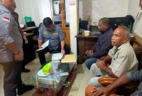 Kasi Penkum Kajati Maluku, Ardy, sedang melakukan pemeriksaan laporan pangaduan masyarakat adat Hative Besar (Foto:WP/Sakamena)