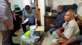 Kasi Penkum Kajati Maluku, Ardy, sedang melakukan pemeriksaan laporan pangaduan masyarakat adat Hative Besar (Foto:WP/Sakamena)