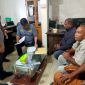 Kasi Penkum Kajati Maluku, Ardy, sedang melakukan pemeriksaan laporan pangaduan masyarakat adat Hative Besar (Foto:WP/Sakamena)