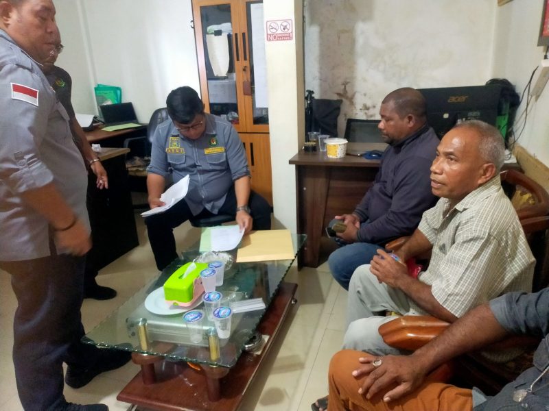 Kasi Penkum Kajati Maluku, Ardy, sedang melakukan pemeriksaan laporan pangaduan masyarakat adat Hative Besar (Foto:WP/Sakamena)