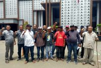 Masyarakat Adat Hative Besar pada lokasi kantor Kejaksaan Tinggi Maluku (WP/Sakamena)