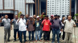 Masyarakat Adat Hative Besar pada lokasi kantor Kejaksaan Tinggi Maluku (WP/Sakamena)