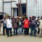 Masyarakat Adat Hative Besar pada lokasi kantor Kejaksaan Tinggi Maluku (WP/Sakamena)
