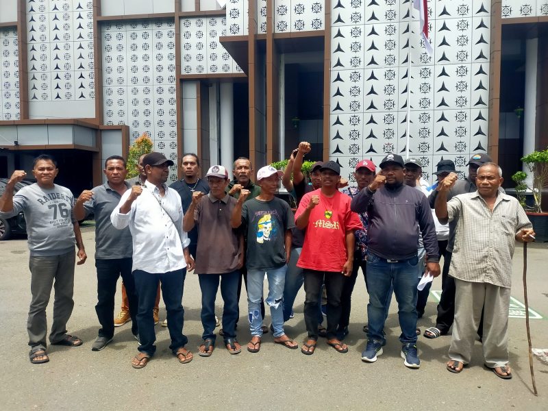 Masyarakat Adat Hative Besar pada lokasi kantor Kejaksaan Tinggi Maluku (WP/Sakamena)