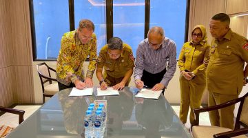 Penandatanganan MoU Oleh TFL Swedia Nick Hadler Walikota Ambon Bodewin Wattimena dan Kadin Indonesia Reza V. Maspaitella (Foto:ist)