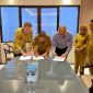 Penandatanganan MoU Oleh TFL Swedia Nick Hadler Walikota Ambon Bodewin Wattimena dan Kadin Indonesia Reza V. Maspaitella (Foto:ist)