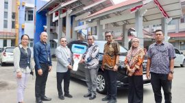 Proses Penyerahan Simbolik Kunci Mobil dari Branch Manager BTN Ambon kepada Rektor Universitas Pattimura, didampingi Staf, (Foto:Humas Unpatti)