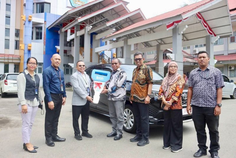 Proses Penyerahan Simbolik Kunci Mobil dari Branch Manager BTN Ambon kepada Rektor Universitas Pattimura, didampingi Staf, (Foto:Humas Unpatti)