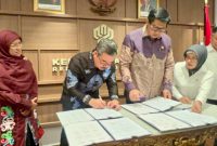 Penandatanganan MoU Oleh Sinergitas Penyediaan dan Pemutakhiran Data antara Menteri PKP Maruarar Sirait, Gubernur Maluku Hendrik Lewerissa, dan Kepala BPS Amalia Adininggar Widyasanti. (Foto:MMC)