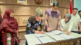 Penandatanganan MoU Oleh Sinergitas Penyediaan dan Pemutakhiran Data antara Menteri PKP Maruarar Sirait, Gubernur Maluku Hendrik Lewerissa, dan Kepala BPS Amalia Adininggar Widyasanti. (Foto:MMC)