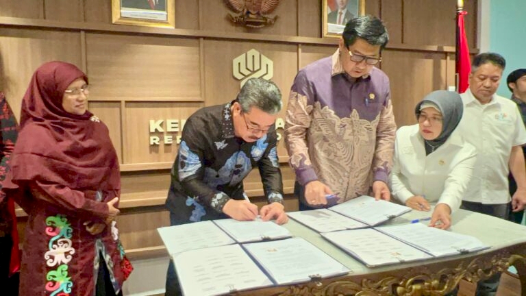 Penandatanganan MoU Oleh Sinergitas Penyediaan dan Pemutakhiran Data antara Menteri PKP Maruarar Sirait, Gubernur Maluku Hendrik Lewerissa, dan Kepala BPS Amalia Adininggar Widyasanti. (Foto:MMC)